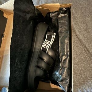 NWT AND BOX Men’s Ugg Sports Yeah Sandles